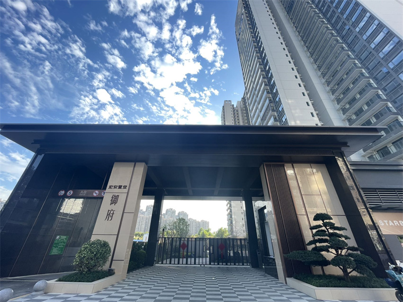 宏安御府  售楼处在售 9 3 —1 1 O 平米，现房即买即交付，送精装修交付